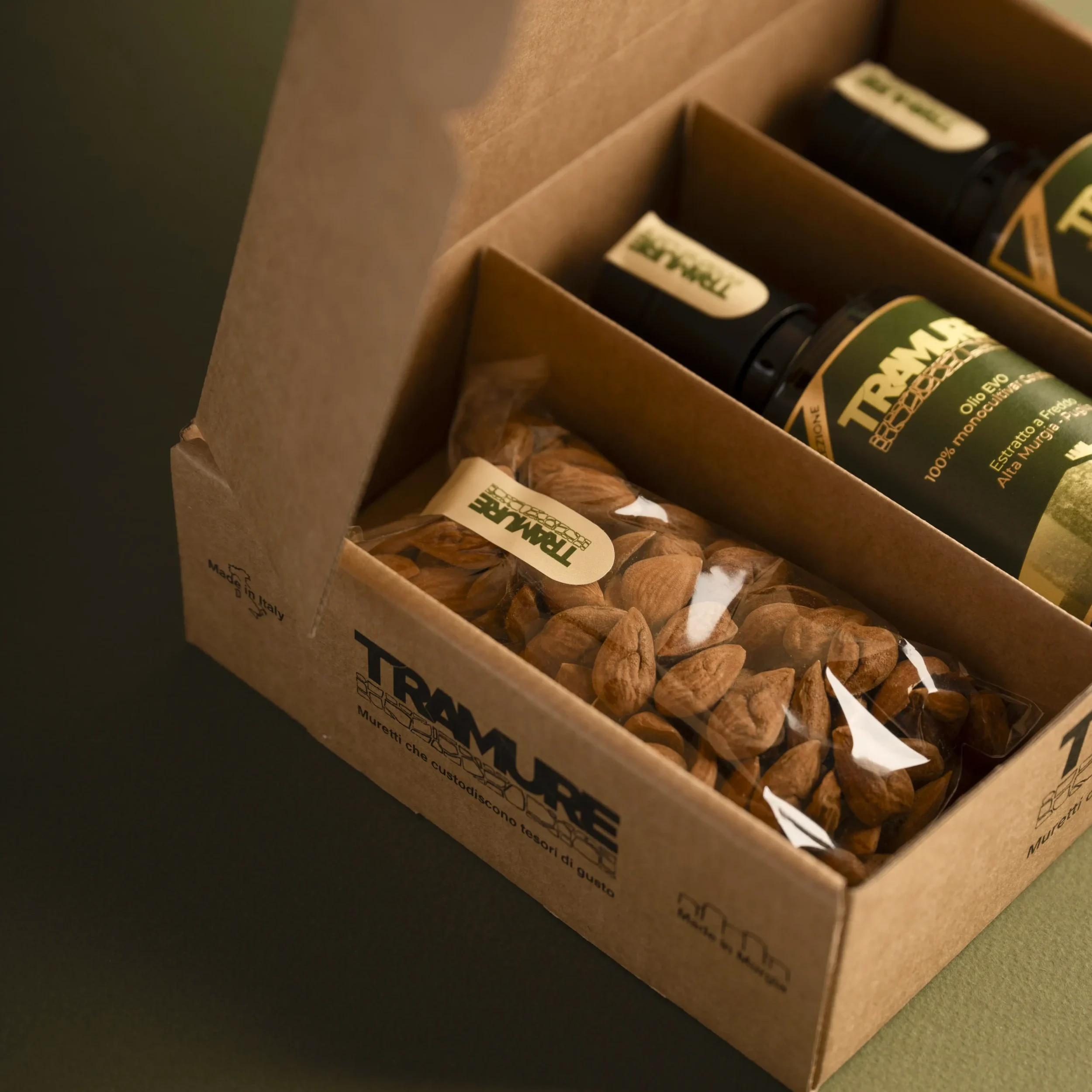 cofanetto con 1 pacco di mandorle tramure da 200gr + 2 bottiglie di olio tramure da 250 ml